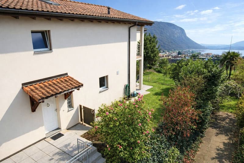 Interessante casa unifamiliare nel verde, con grande locale hobby/garage e parziale vista lago (3)