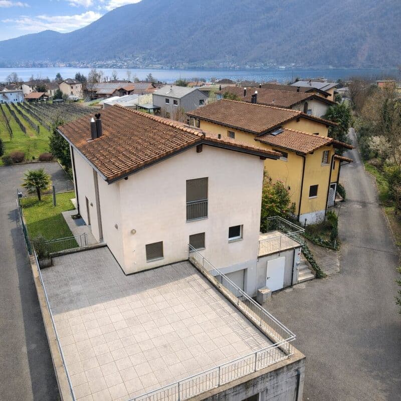 Interessante casa unifamiliare nel verde, con grande locale hobby/garage e parziale vista lago (17)