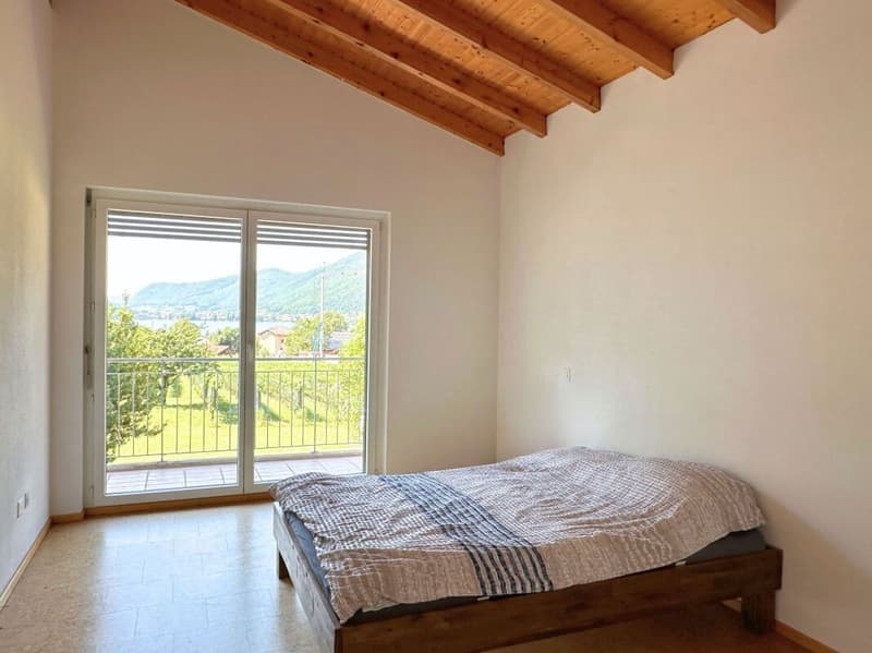 Interessante casa unifamiliare nel verde, con grande locale hobby/garage e parziale vista lago (12)