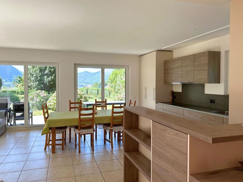 Interessante casa unifamiliare nel verde, con grande locale hobby/garage e parziale vista lago (8)