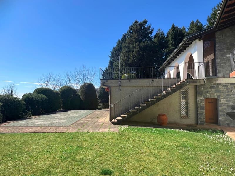 Ampia villa nel verde con piscina, vista panoramica e oltre 7’000 mq di terreno (7)