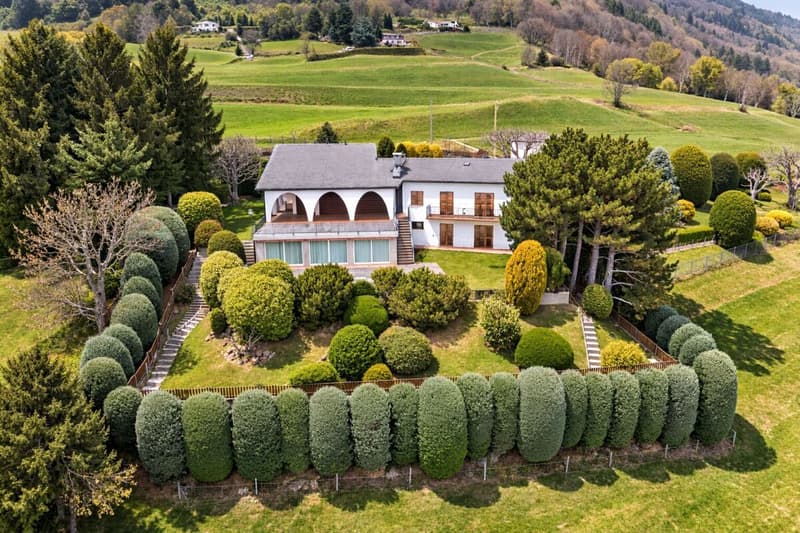 Ampia villa nel verde con piscina, vista panoramica e oltre 7’000 mq di terreno (5)