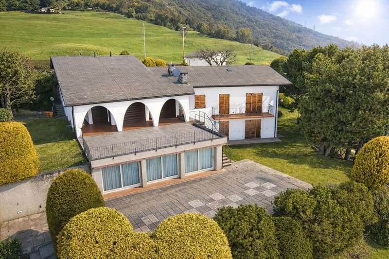 Ampia villa nel verde con piscina, vista panoramica e oltre 7’000 mq di terreno (2)