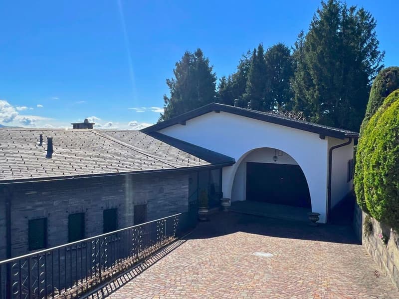 Ampia villa nel verde con piscina, vista panoramica e oltre 7’000 mq di terreno (16)