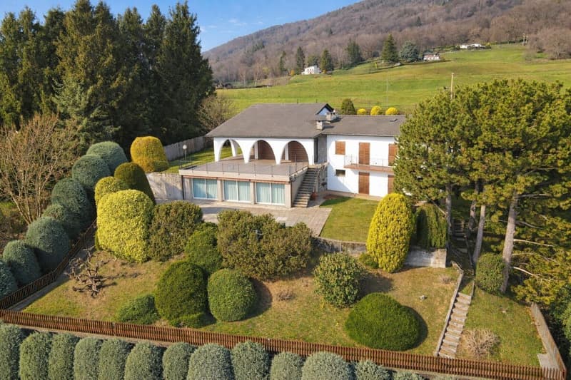 Ampia villa nel verde con piscina, vista panoramica e oltre 7’000 mq di terreno (4)