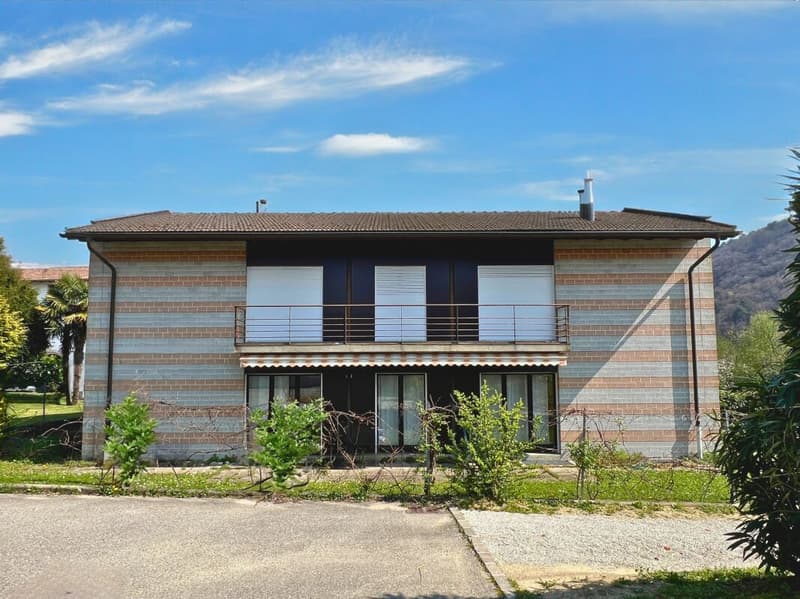 Grande villa uni-bifamiliare su tre livelli con giardino (2)