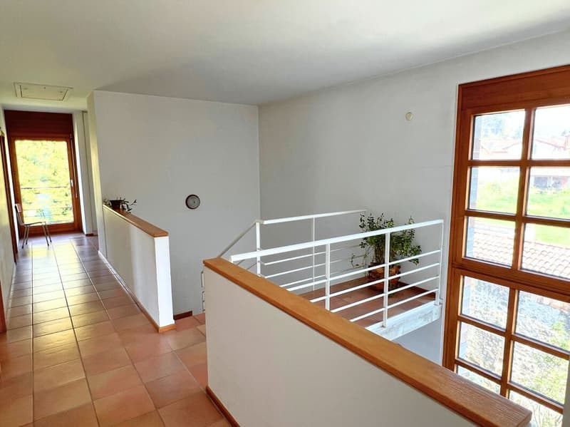 Grande villa uni-bifamiliare su tre livelli con giardino (7)