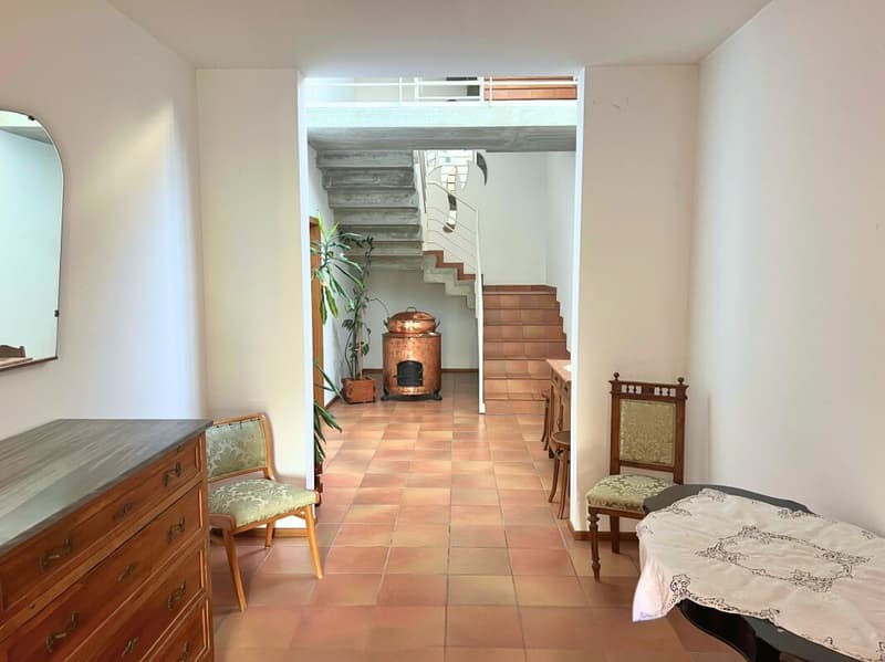 Grande villa uni-bifamiliare su tre livelli con giardino (15)