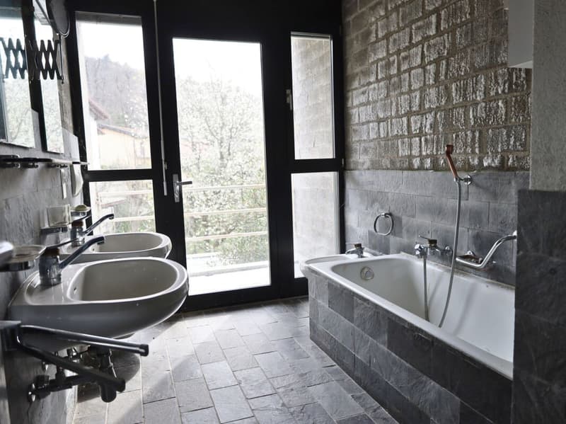 Casa unifamiliare su tre livelli con terrazza panoramica e giardino (12)