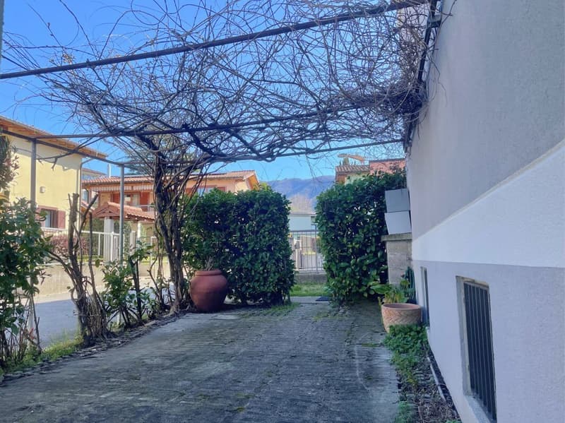 Interessante casa unifamiliare con appartamento indipendente e giardino (11)