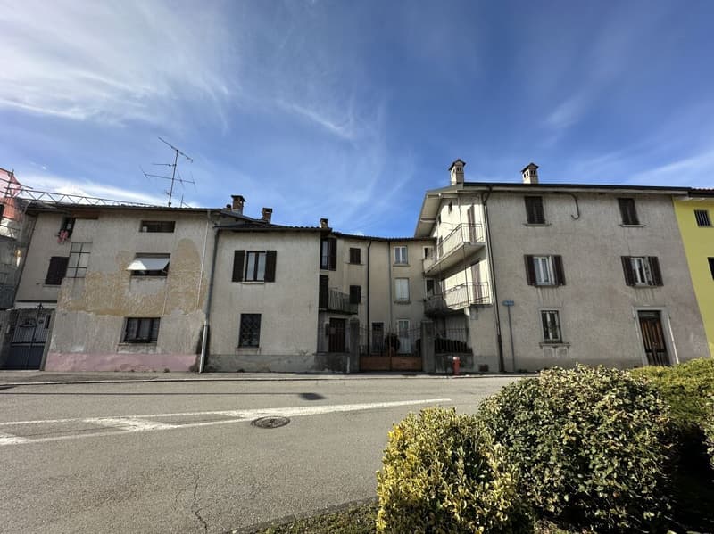 Interessante complesso abitativo da ristrutturare con corte privata e piccolo giardino (1)