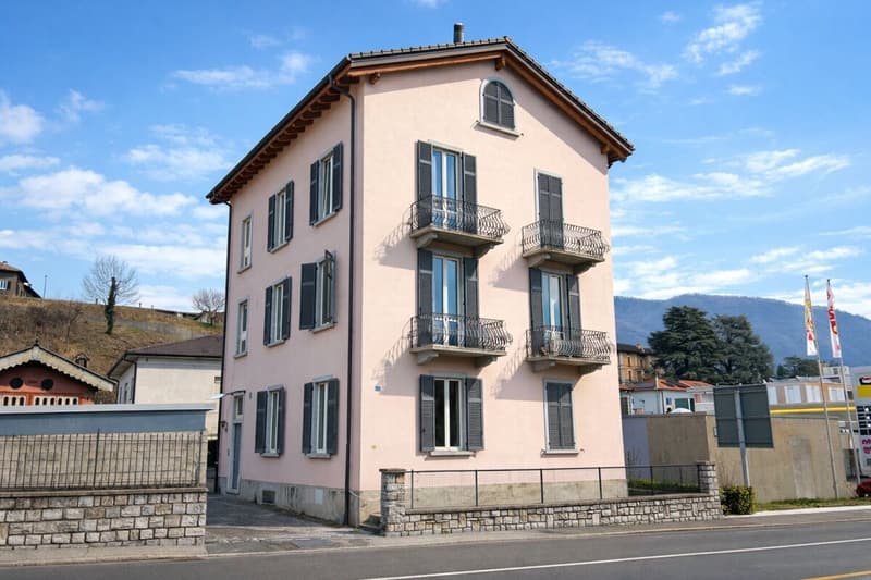 Ampia casa plurifamiliare con autorimessa a Balerna (1)