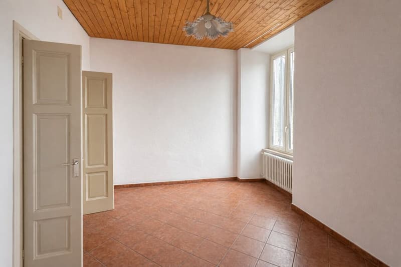 Ampia casa plurifamiliare con autorimessa a Balerna (4)