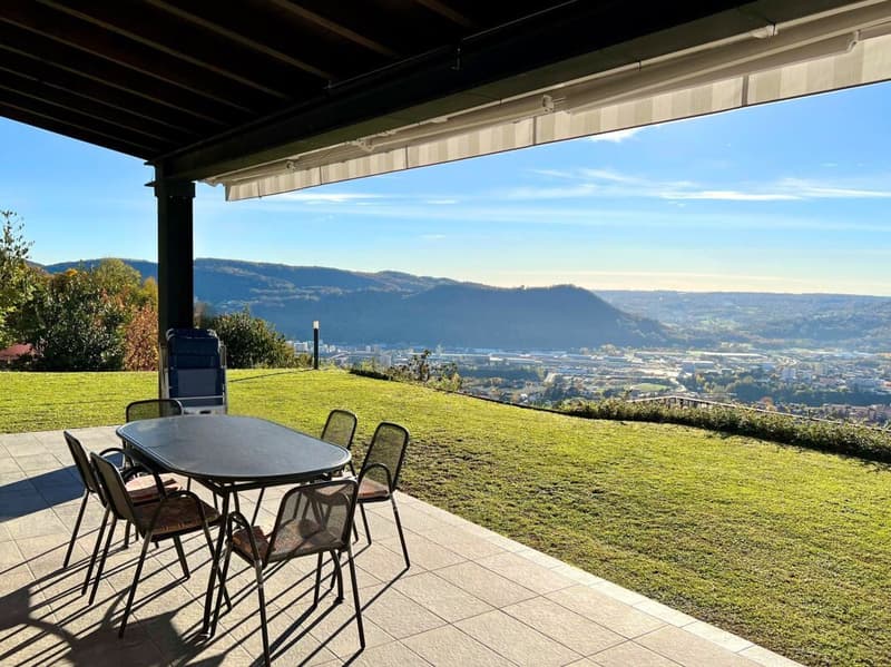 Elegante villa con ampio giardino e due appartamenti annessi (1)