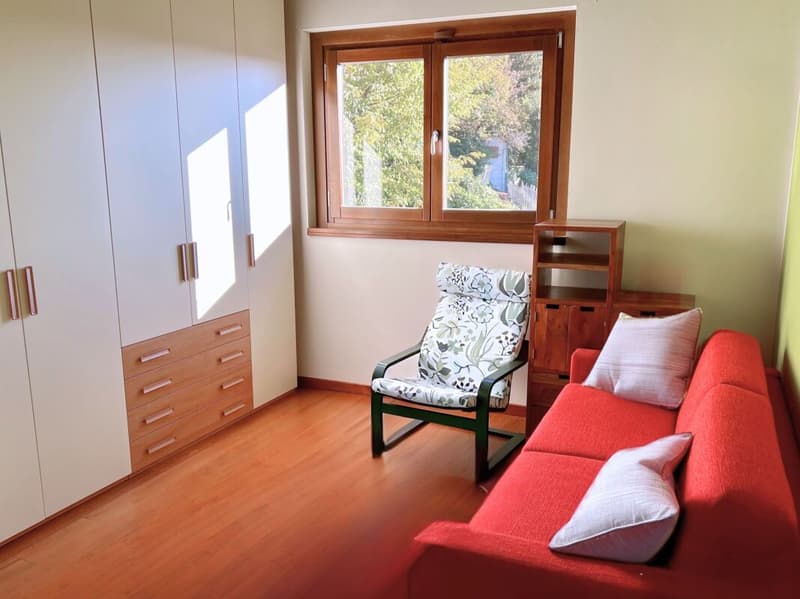 Elegante villa con ampio giardino e due appartamenti annessi (8)