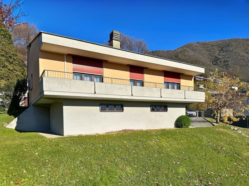 Casa unifamiliare con giardino e vista aperta (3)
