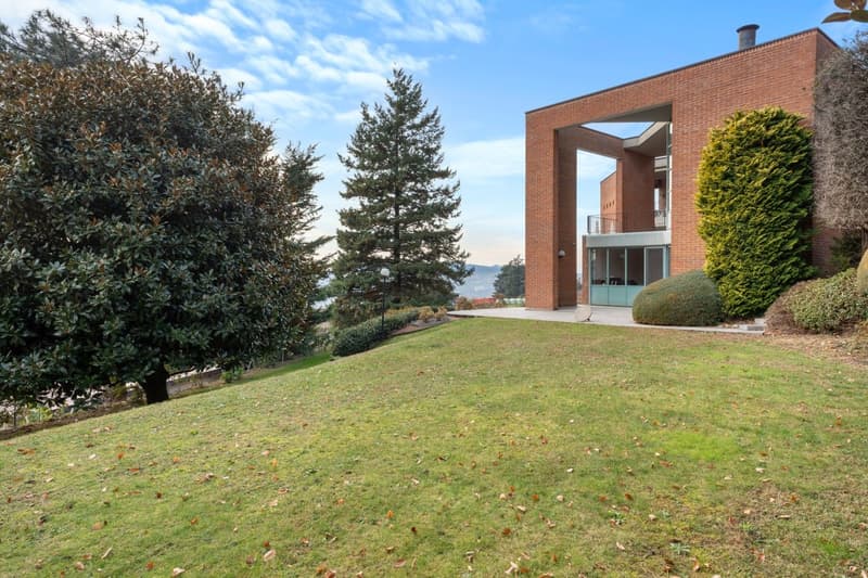 Splendida villa con ampio giardino e vista (28)