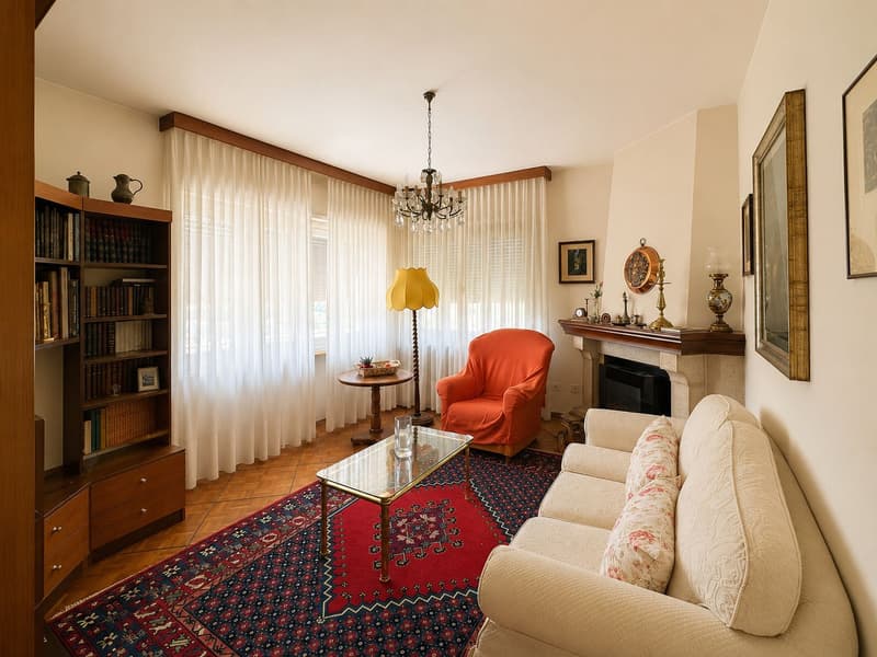 Splendida villa uni-bifamiliare con giardino curato, ottima esposizione e vista aperta (17)