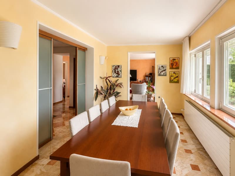Splendida villa uni-bifamiliare con giardino curato, ottima esposizione e vista aperta (9)