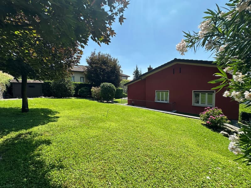Splendida villa uni-bifamiliare con giardino curato, ottima esposizione e vista aperta (25)