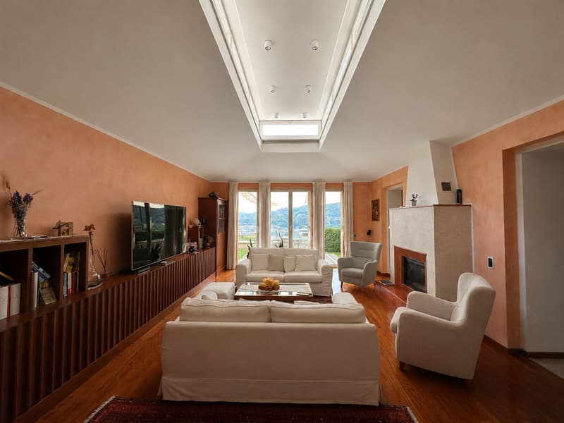 Splendida villa uni-bifamiliare con giardino curato, ottima esposizione e vista aperta (4)