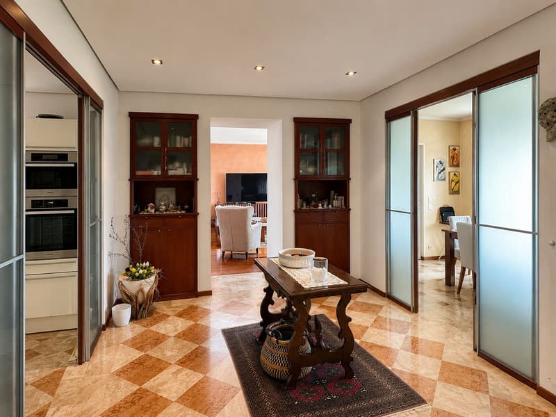 Splendida villa uni-bifamiliare con giardino curato, ottima esposizione e vista aperta (7)