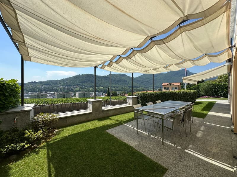 Splendida villa uni-bifamiliare con giardino curato, ottima esposizione e vista aperta (12)