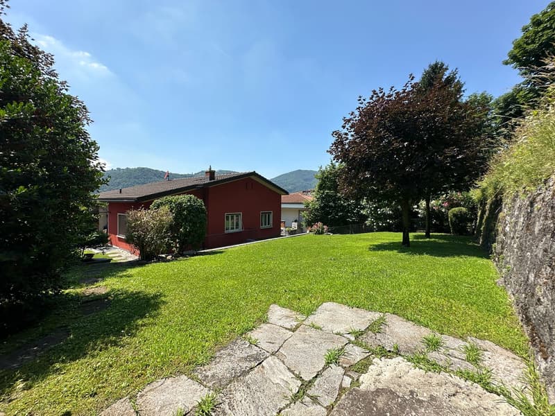 Splendida villa uni-bifamiliare con giardino curato, ottima esposizione e vista aperta (26)