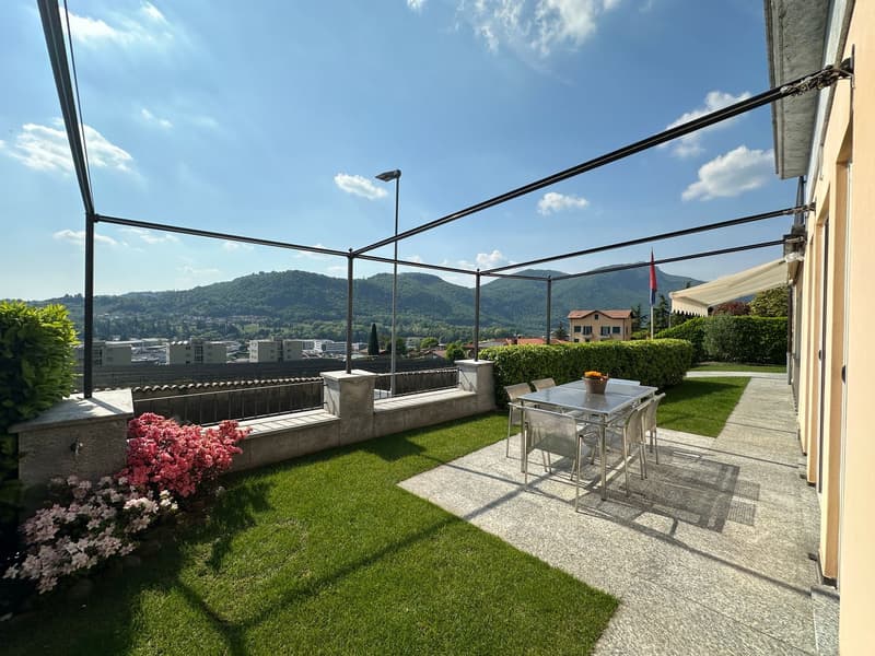 Splendida villa uni-bifamiliare con giardino curato, ottima esposizione e vista aperta (11)