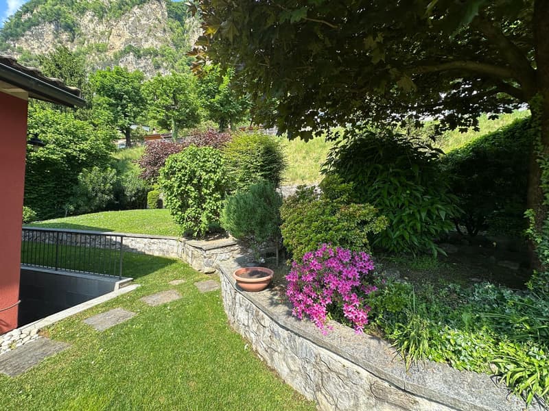 Splendida villa uni-bifamiliare con giardino curato, ottima esposizione e vista aperta (24)