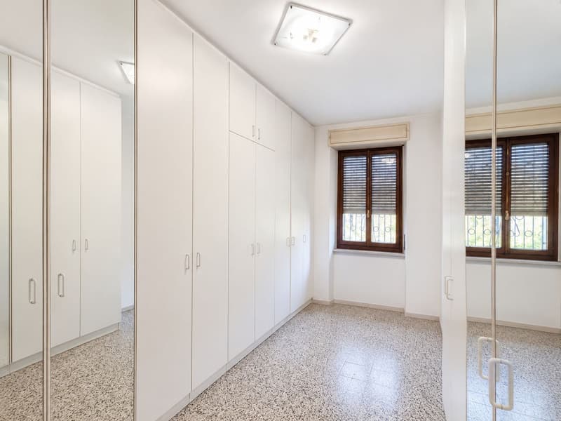 Prestigiosa villa d'epoca in tranquilla e soleggiata zona residenziale (16)