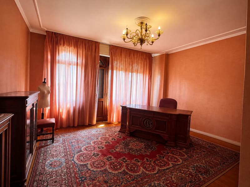 Prestigiosa villa d'epoca in tranquilla e soleggiata zona residenziale (13)