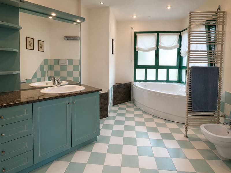 Meravigliosa villa con piscina immersa nel verde (10)