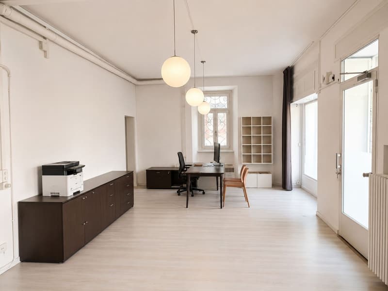 Affittasi locale commerciale con vetrine, ideale come negozio, ufficio o showroom (2)