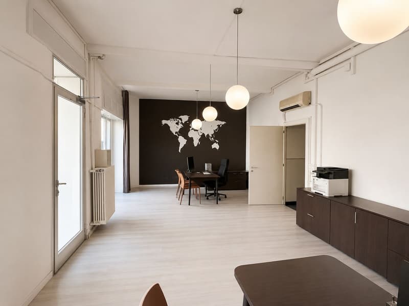 Affittasi locale commerciale con vetrine, ideale come negozio, ufficio o showroom (3)