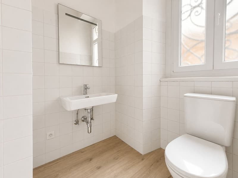 Affittasi locale commerciale con vetrine, ideale come negozio, ufficio o showroom (6)