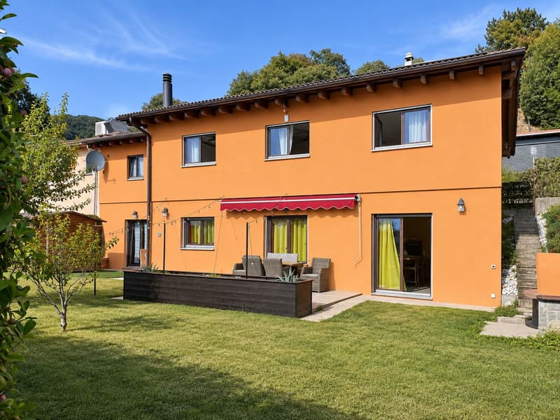 Casa unifamiliare con giardino e vista panoramica (1)
