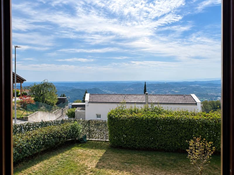 Casa unifamiliare con giardino e vista panoramica (4)
