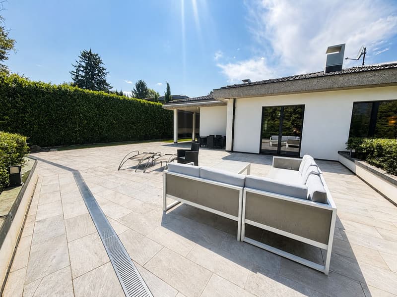 Ampia villa esclusiva ristrutturata, affacciata sul bosco con piscina interna (10)