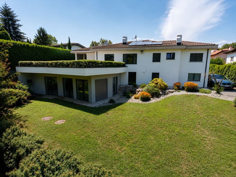 Ampia villa esclusiva ristrutturata, affacciata sul bosco con piscina interna (11)