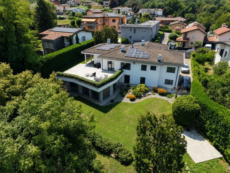 Ampia villa esclusiva ristrutturata, affacciata sul bosco con piscina interna (1)