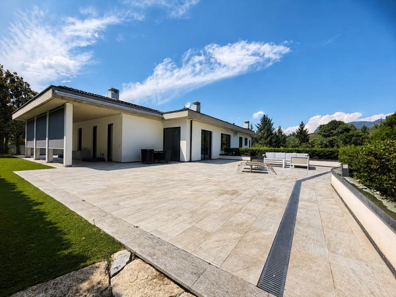 Ampia villa esclusiva ristrutturata, affacciata sul bosco con piscina interna (9)