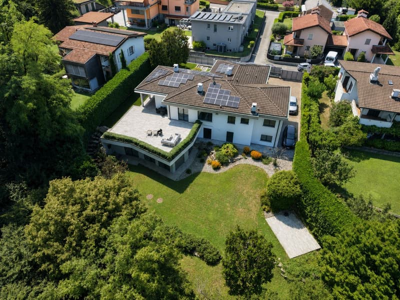 Ampia villa esclusiva ristrutturata, affacciata sul bosco con piscina interna (2)