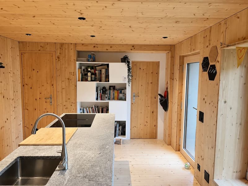 Modernes Holzhaus mit viel Privatsphäre und grossen Fensterfronten mit Blick ins Grüne (4)