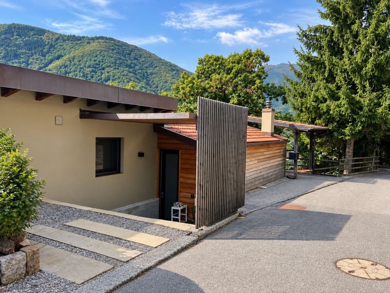 Modernes Holzhaus mit viel Privatsphäre und grossen Fensterfronten mit Blick ins Grüne (15)