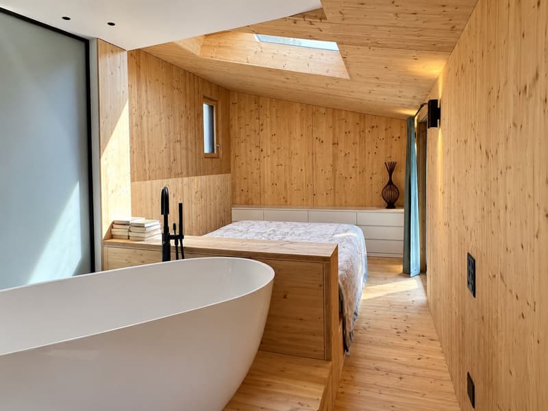 Modernes Holzhaus mit viel Privatsphäre und grossen Fensterfronten mit Blick ins Grüne (7)