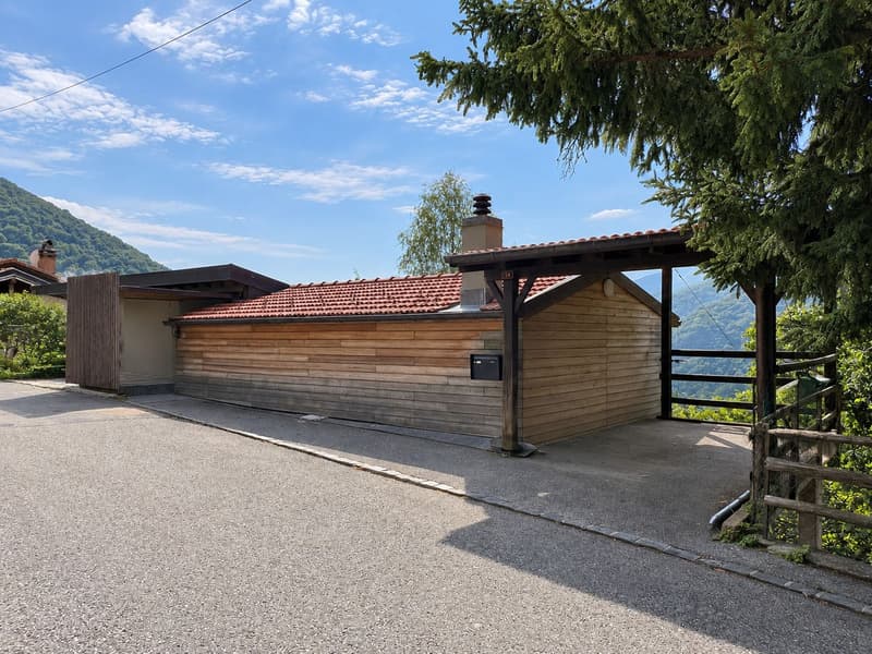Modernes Holzhaus mit viel Privatsphäre und grossen Fensterfronten mit Blick ins Grüne (14)
