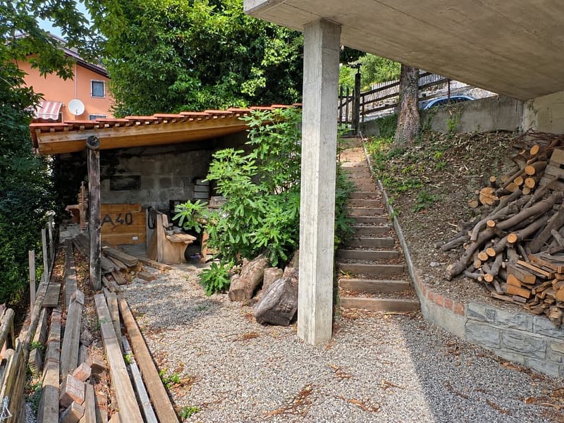 Modernes Holzhaus mit viel Privatsphäre und grossen Fensterfronten mit Blick ins Grüne (16)