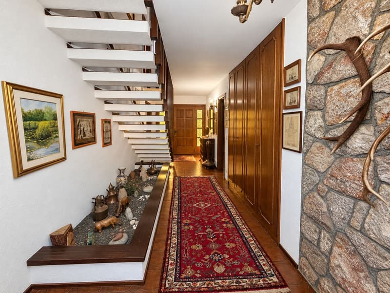 Accogliente e caratteristica casa unifamiliare con grande giardino pianeggiante ben curato (14)