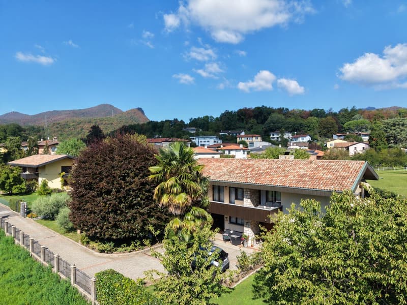 Accogliente e caratteristica casa unifamiliare con grande giardino pianeggiante ben curato (18)